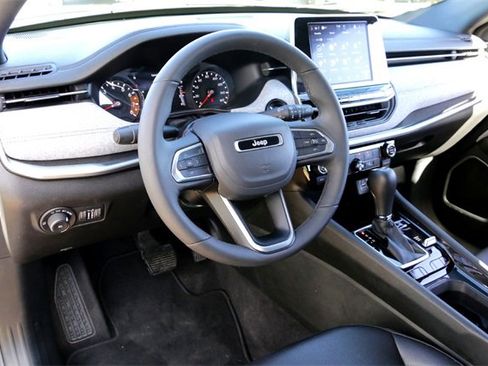 Used 2025 Jeep Compass Latitude image 9