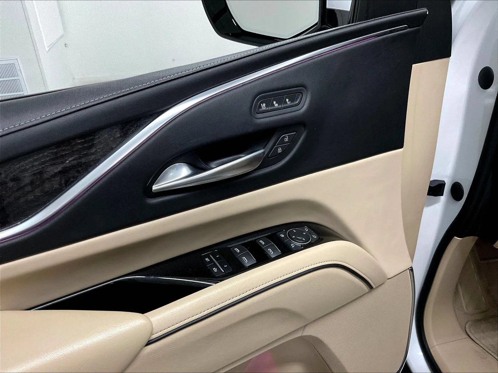 Used 2023 Cadillac Escalade ESV Premium Luxury w/ Performance Package AWD/4WD image 40