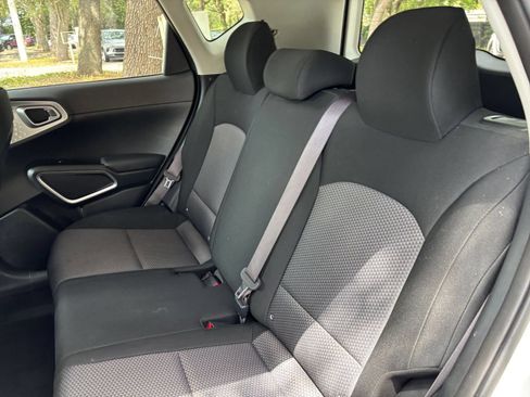 Used 2025 Kia Soul LX w/ LX Technology Package FWD image 36