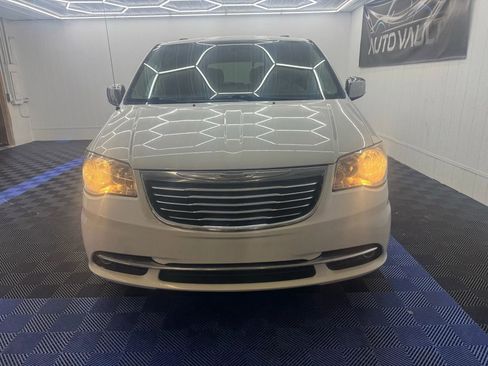 Used 2016 Chrysler Town & Country Limited image 2