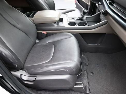 Used 2025 Kia Carnival FWD image 26