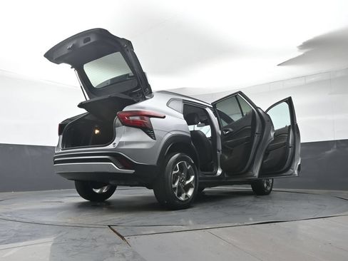 Used 2025 Chevrolet Trax LT FWD image 43