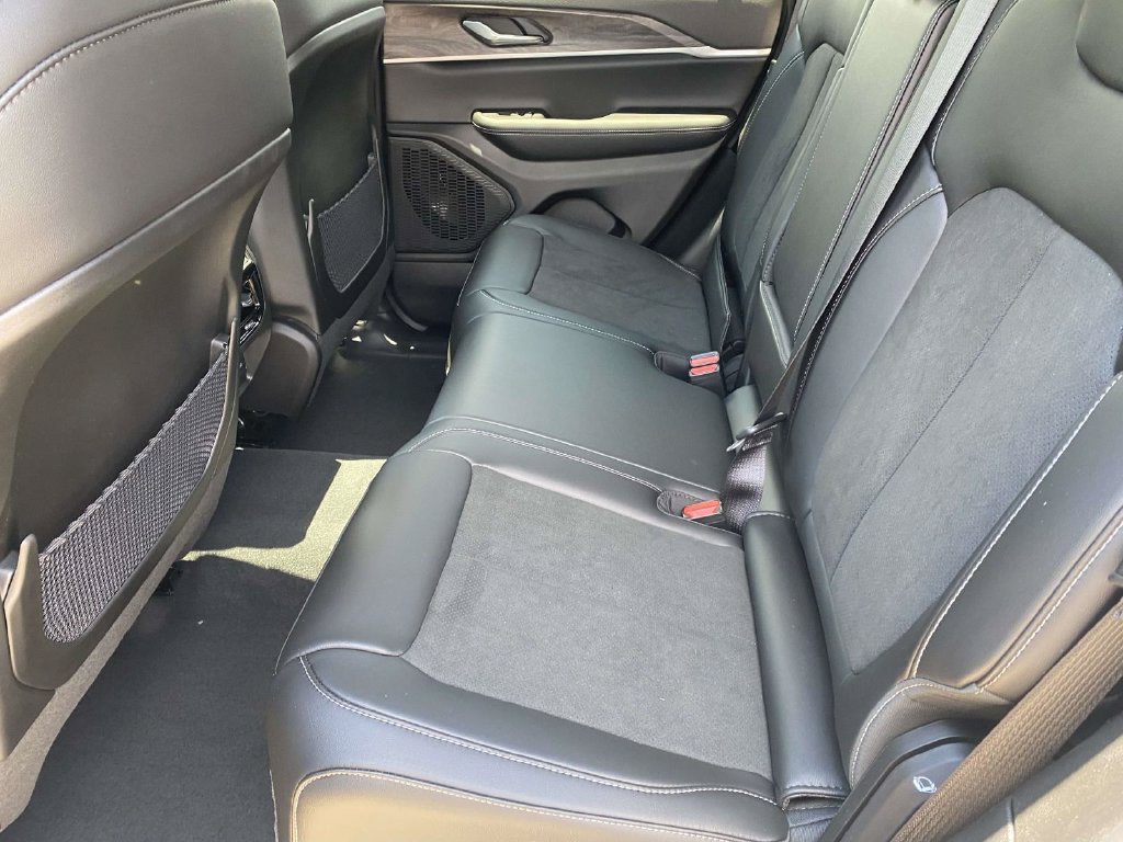 New 2026 Jeep Grand Cherokee Altitude RWD image 39
