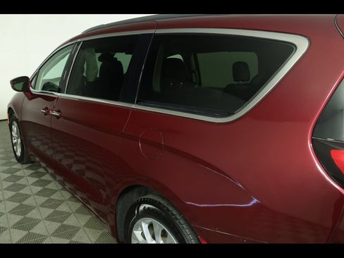 Used 2021 Chrysler Pacifica Touring-L w/ Uconnect Theater Family Group FWD image 17