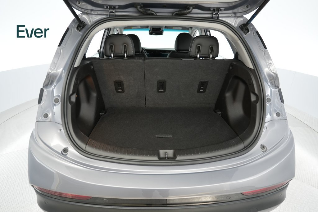 Used 2022 Chevrolet Bolt LT w/ Infotainment Package FWD image 8