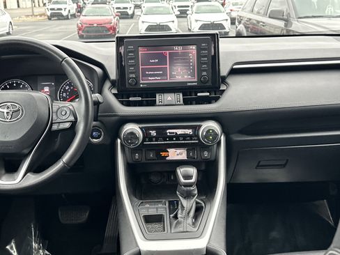 Used 2021 Toyota RAV4 XLE Premium image 30