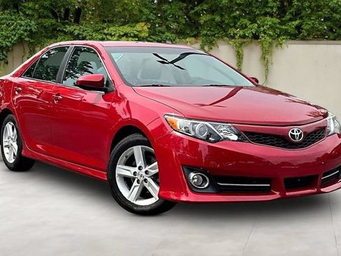 Used 2014 Toyota Camry SE w/ Moonroof Package FWD image 3