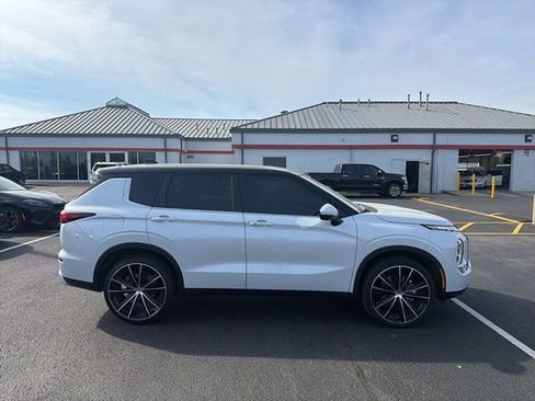 Used 2023 Mitsubishi Outlander SE image 9