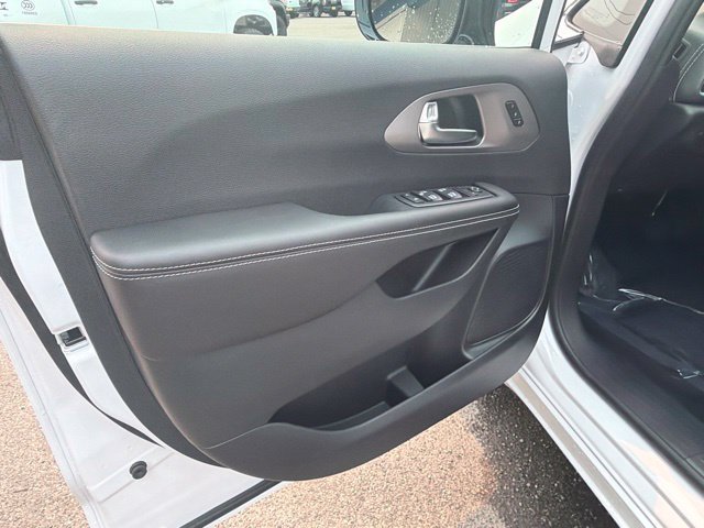New 2027 Chrysler Pacifica Select AWD/4WD image 17
