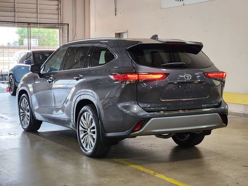Used 2022 Toyota Highlander Platinum AWD/4WD image 11