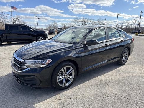 Used 2024 Volkswagen Jetta SE image 2