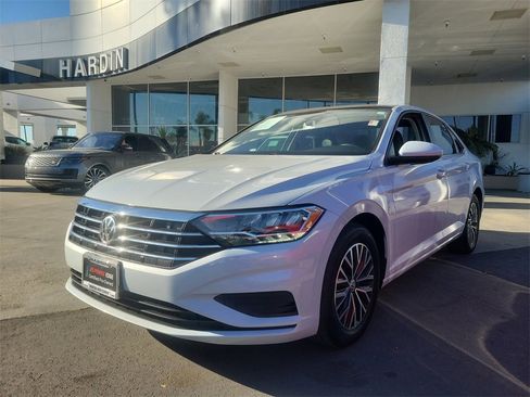 Used 2019 Volkswagen Jetta SE image 2