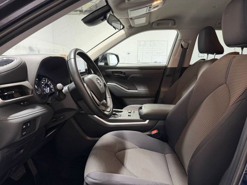 Used 2025 Toyota Highlander LE image 27