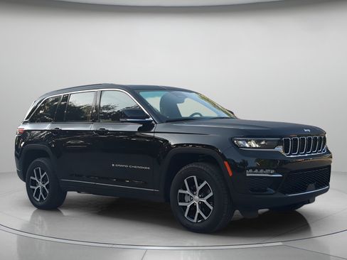 Used 2025 Jeep Grand Cherokee Limited AWD/4WD image 38