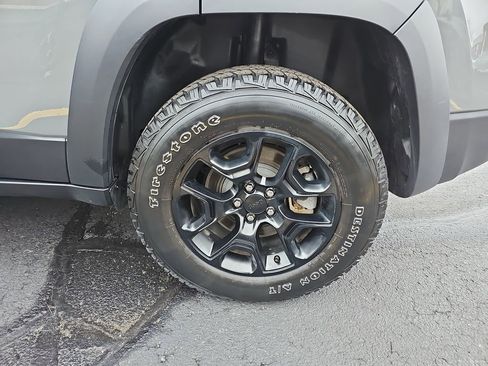 Used 2022 Jeep Cherokee Trailhawk w/ Comfort/Convenience Group image 32