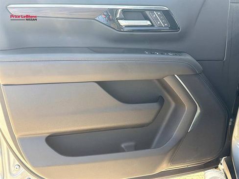 Used 2025 Chevrolet Suburban Z71 AWD/4WD image 18