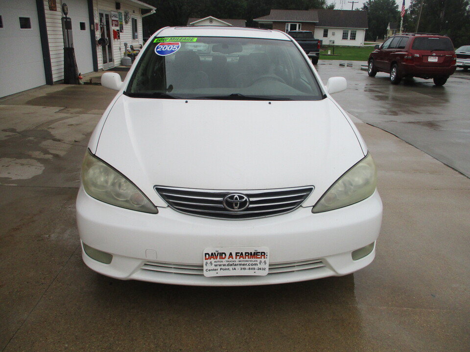 Used 2005 Toyota Camry XLE w/ VSC & Side Airbag Pkg FWD image 3