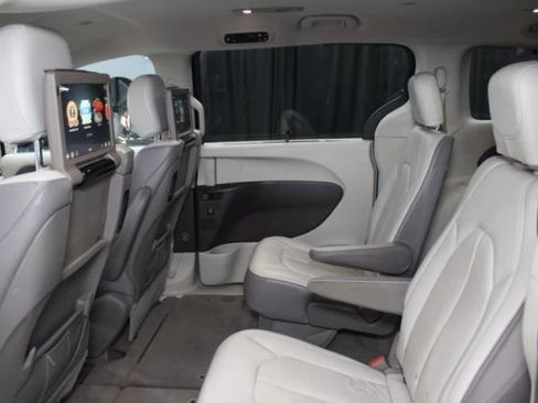 Used 2017 Chrysler Pacifica Touring-L Plus image 20