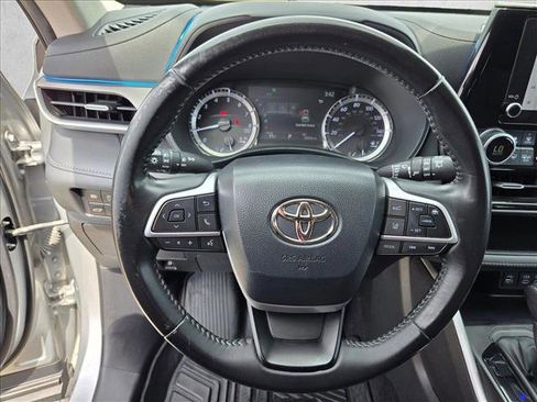 Used 2023 Toyota Highlander LE AWD/4WD image 9