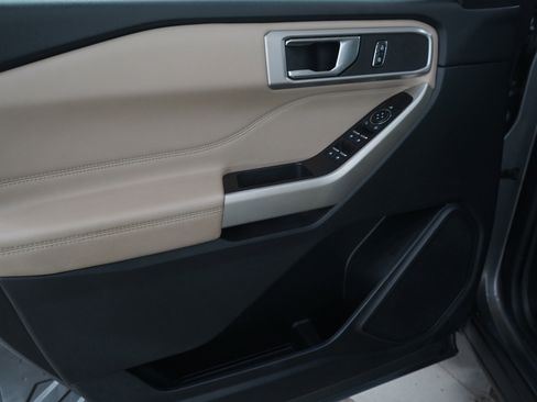 Used 2021 Ford Explorer XLT image 25