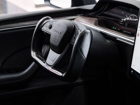 Used 2022 Tesla Model X image 18