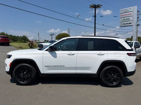Used 2024 Jeep Grand Cherokee Altitude AWD/4WD image 8