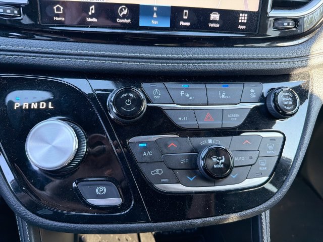 Used 2025 Chrysler Pacifica Limited FWD image 22