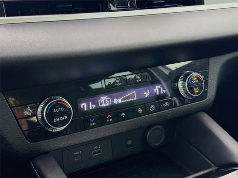 Used 2023 Mitsubishi Outlander SEL image 15