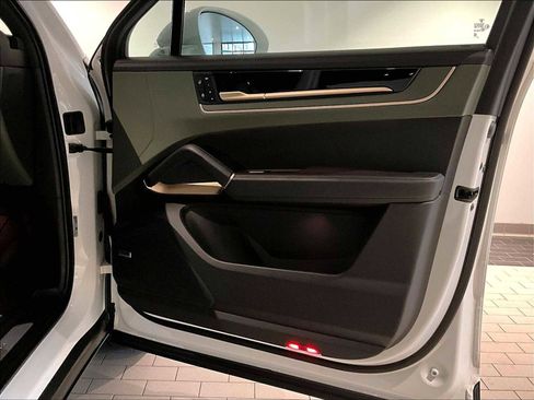 Used 2025 Porsche Cayenne Coupe image 27