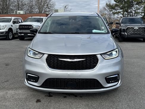 Used 2024 Chrysler Pacifica Touring-L image 3