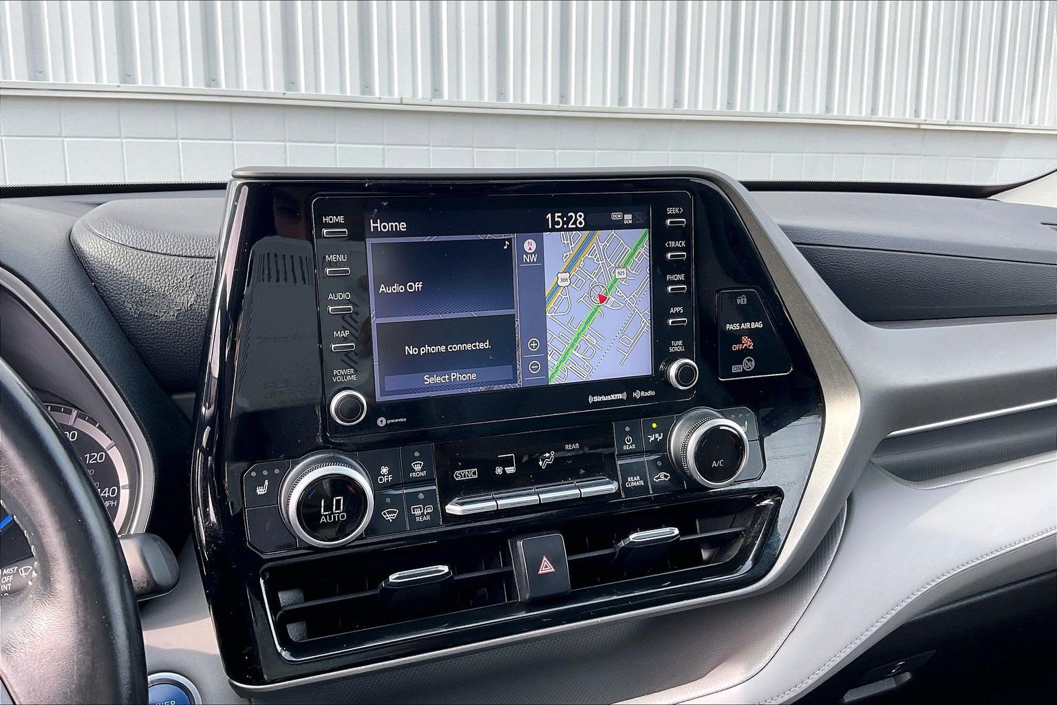 Used 2021 Toyota Highlander XLE AWD/4WD image 39