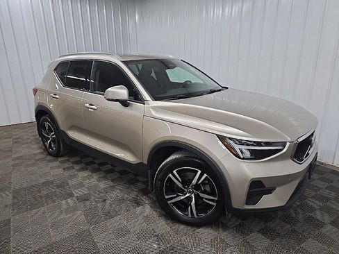 Used 2023 Volvo XC40 B5 Core image 7