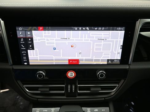 Certified 2025 Porsche Macan AWD/4WD image 22