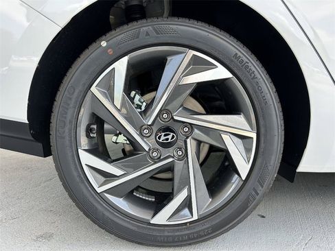 Used 2024 Hyundai Elantra SEL w/ Convenience Package image 27