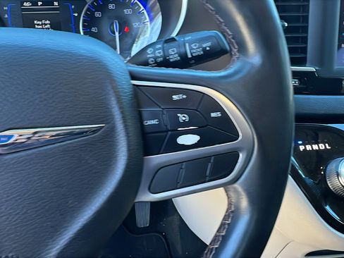 Used 2018 Chrysler Pacifica Touring-L image 28