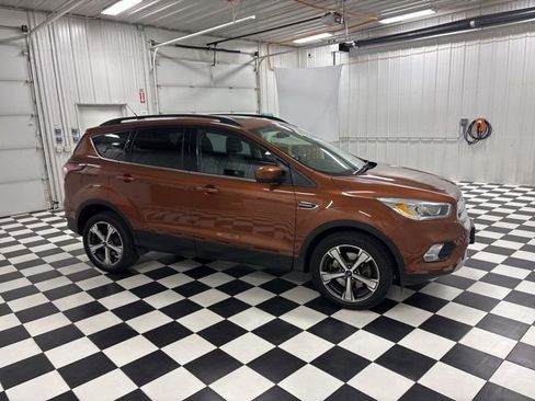 Used 2017 Ford Escape SE w/ Equipment Group 201A AWD/4WD image 3