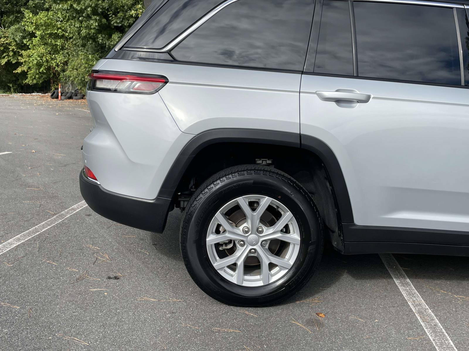 Used 2023 Jeep Grand Cherokee Limited AWD/4WD image 7