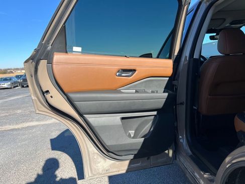 Used 2023 Nissan Pathfinder Platinum w/ Black Appearance Package image 17