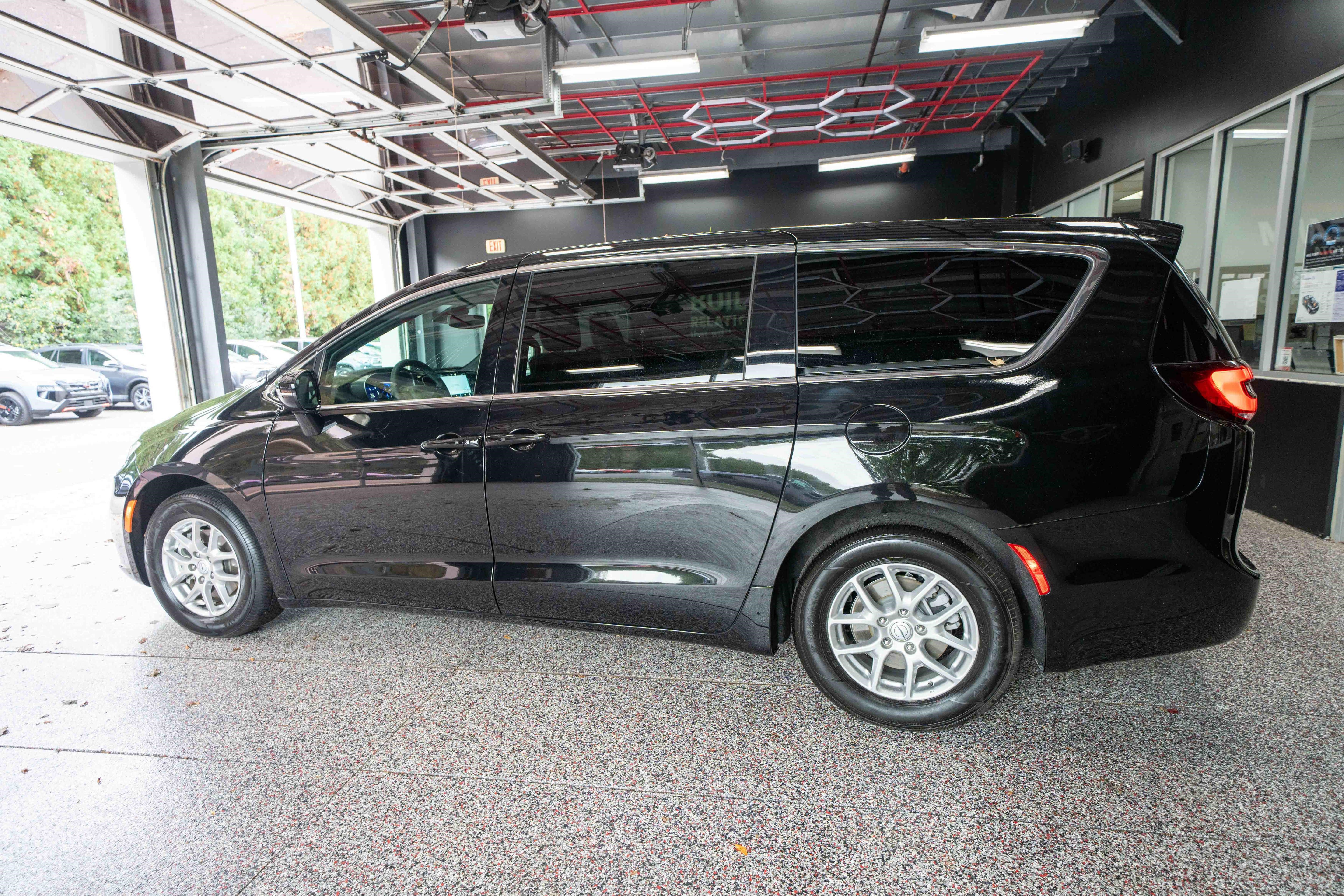 Used 2026 Chrysler Pacifica Select FWD image 2