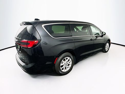 Used 2023 Chrysler Pacifica Touring-L image 9