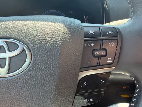 Used 2025 Toyota Camry SE FWD image 18