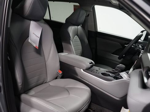 New 2026 Toyota Highlander XLE image 28