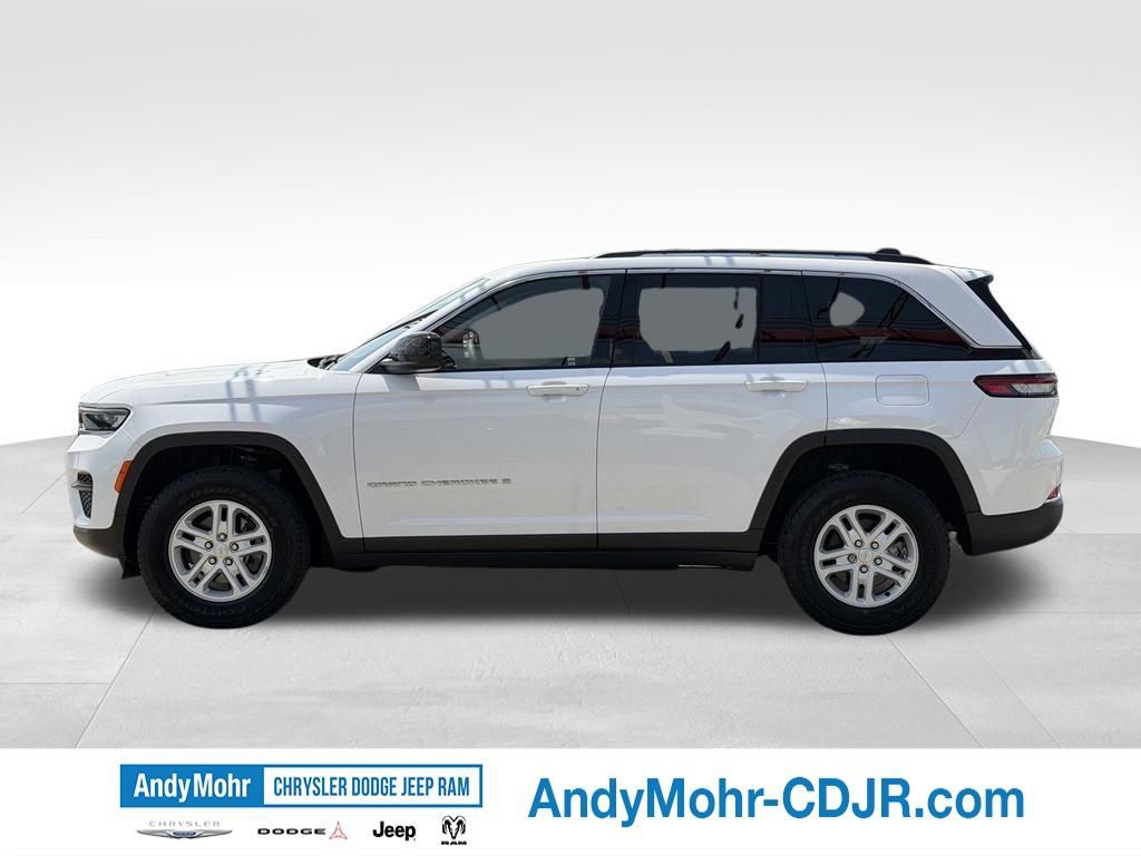 Used 2023 Jeep Grand Cherokee Laredo AWD/4WD image 4