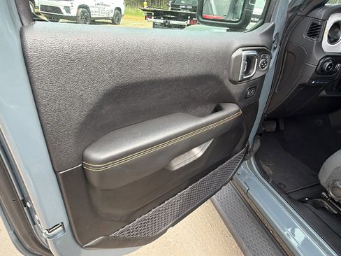 Used 2025 Jeep Wrangler Sahara image 14