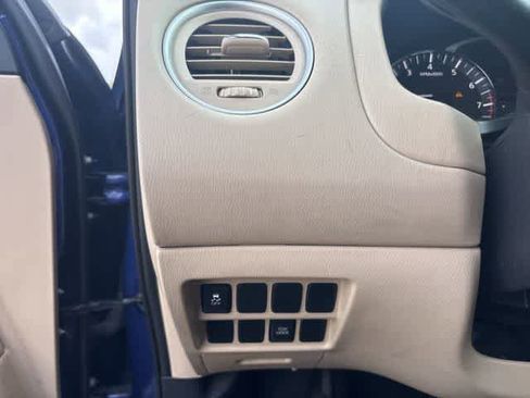 Used 2018 Nissan Pathfinder SV image 10