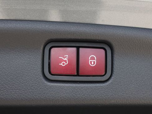Used 2023 Mercedes-Benz C 300 Sedan image 9