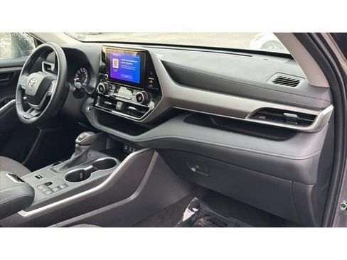 Certified 2025 Toyota Highlander LE FWD image 40