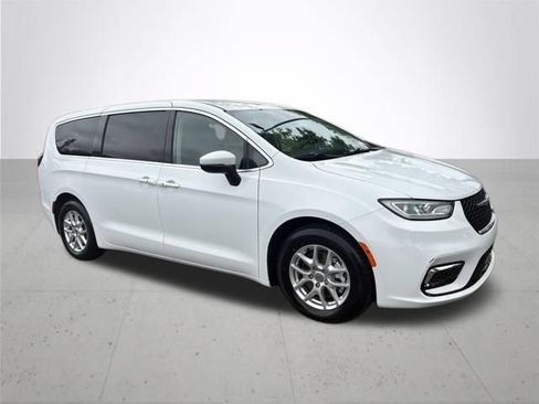 Used 2023 Chrysler Pacifica Touring-L FWD image 4