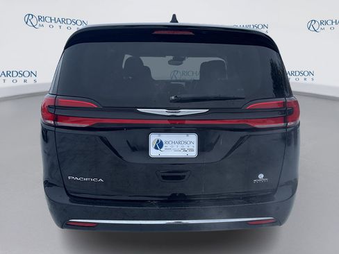 Used 2024 Chrysler Pacifica Touring-L image 4