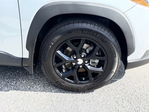 Used 2025 Toyota Corolla Cross LE FWD image 9